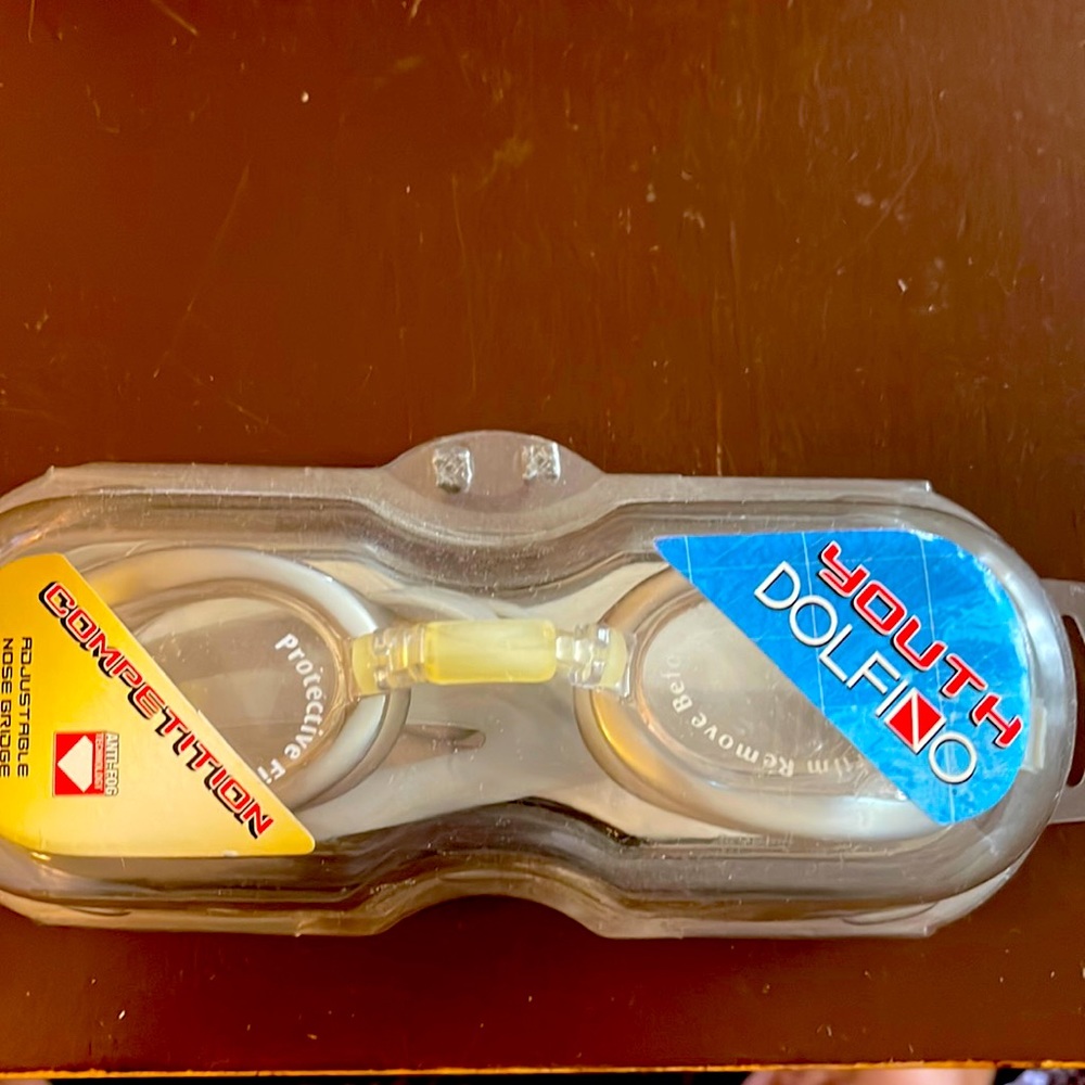 Swimming goggles
